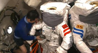 "礪箭21"乘組 切換為出艙準備模式